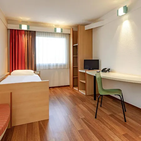 Ibis Potsdamer Platz Hotel 3*